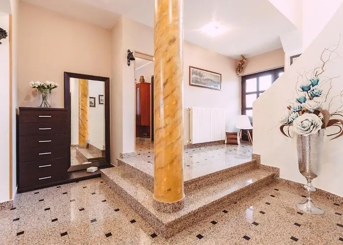 Ines וילה פולה